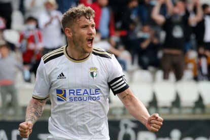 Juanma celebra un gol la pasada campaña. SANTI OTERO