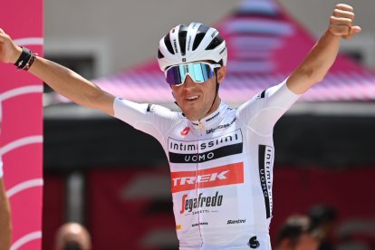 Juanpe López bromea vestido con la maglia blanca del Giro. TWITTER / @GIRODITALIA