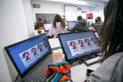 Un momento en el aula destinada a las clases de Animación, que cuentan con las últimas tecnologías. TOMÁS ALONSO