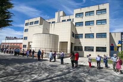 Imagen de colas para vacunarse en el polideportivo universitario. TOMÁS ALONSO