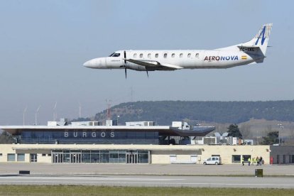 Un avión aterriza en el aeropuerto de Burgos.-ISRAEL L. MURILLO