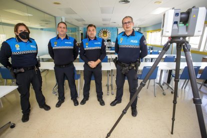 Imagen de los cuatro agentes que forman parte de la Unidad de Reconstrucción de Accidentes de la Policía Local. SANTI OTERO