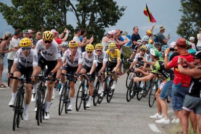 El conjunto Sky protege a Chris Froome, con Mikel Landa, camino de Salon de Provence-REUTERS / BENOIT TESSIER