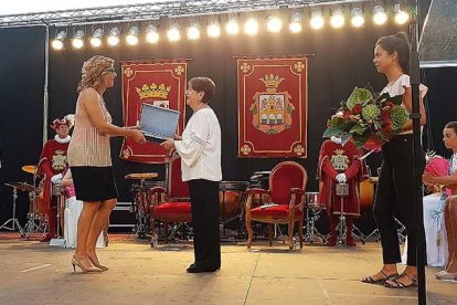 La alcaldesa de Aranda, Raquel González, reconoció el trabajo de Consuelo Nebreda al frente de la Asociación contra el Cáncer de Aranda.-L.V.