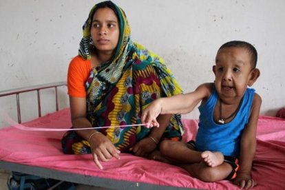 El pequeño Bayezid con su madre el pasado 7 de agosto.-AFP