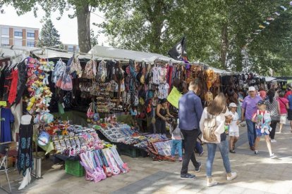 Imagen de archivo del mercadillo de San Pedro en las cercanías el polígono docente. SANTI OTERO