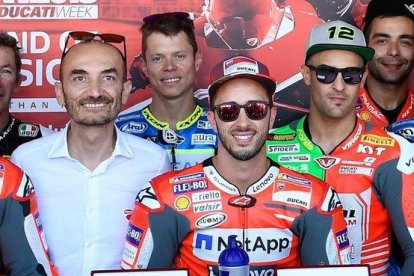 Claudio Domenicali, junto a Andrea Dovizioso, Tito Rabat, Danilo Petrucci y otros ’ducatistas’.-DUCATI CORSE MEDIA