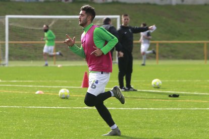 Rosales completa un ejercicio en el entrenamiento de ayer en el Sedano. RAÚL OCHOA