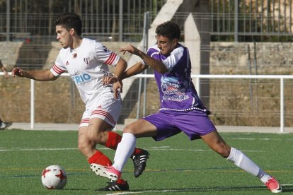 Israel protege el balón ante la presión de un jugador del Becerril, ayer.-SANTI OTERO