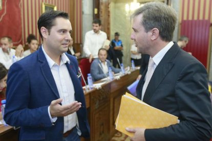 Daniel de la Rosa conversa con el alcalde, Javier Lacalle, antes del comienzo de un Pleno.-ISRAEL L. MURILLO