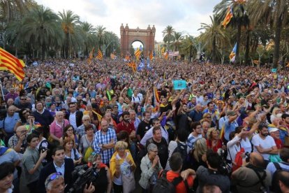 Ambiente en el Passeig de Lluís Companys, el pasado martes, día del pleno del Parlament.-DANNY CAMINAL