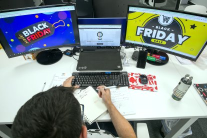 En las oficinas de la empresa burgalesa Geotelecom el Black Friday empezó en agosto. TOMÁS ALONSO