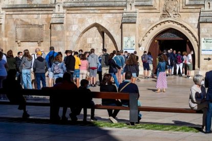 Un grupo de turistas frente a la Catedral. SANTI OTERO