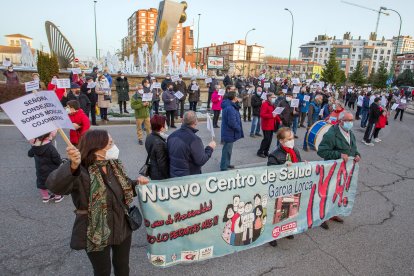 Concentración en Gamonal para pedir que se retomen las obras del nuevo centro de salud García Lorca. TOMÁS ALONSO