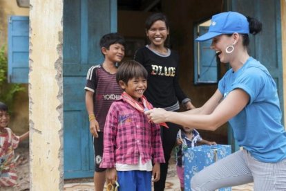 Katy Perry  ata un panuelo a un nino en un centro de salud en la comuna de Phuoc Thanh en la provincia de Ninh Thuan  en el sur Vietnam.-EFE / QUYNH ANH NGUYEN