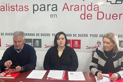 Ildefonso Sanz junto a Amparo Simón y la número 7, Elena Abajo
