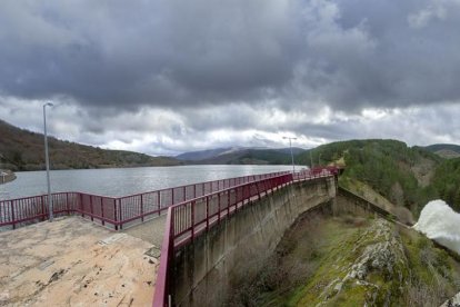 Vista panorámica del embalse de Úzquiza.-ISRAEL L. MURILLO