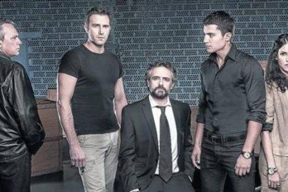 José Coronado, Fernando Gil, Pau Durà, Álex González y Nerea Barros, en una imagen promocional de la serie de Tele 5 'El Príncipe'.-Foto: MEDIASET