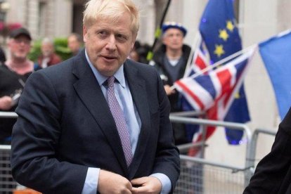 El candidato conservador a liderar el Partido Conservador Boris Johnson el martes tras llegar a la sede de la BBC en Londres.-EFE / FACUNDO ARRIZABALAGA