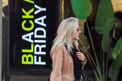 El comercio físico también se apunta a la semana del Black Friday. TOMÁS ALONSO