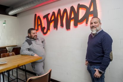 Antonio Arrabal y su socio preparaban ayer el local para la reapertura. ISRAEL L. MURILLO