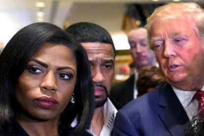 Donald Trump y Omarosa Manigault.-TIMOTHY A CLARY