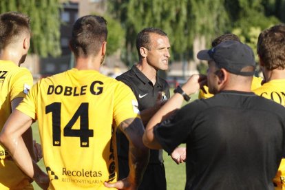 Mateo da instrucciones a sus jugadores durante un amistoso.-SANTI OTERO