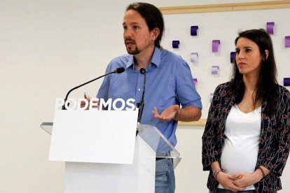 Pablo Iglesias e Irene Montero, al anunciar que consultarían a las bases de Podemos si debían dimitir.-VICTOR LERENA