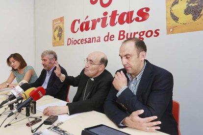 María Gutiérrez, coordinadora de Acción Social; Jorge Simón, director de Cáritas; el arzobispo, Fidel Herráez; y Juan José Dueñas, secretario general.-RAÚL G. OCHOA