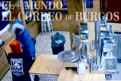 Imagen del atraco en un bar de la zona sur de Burgos captada por las cámaras de seguridad. ECB