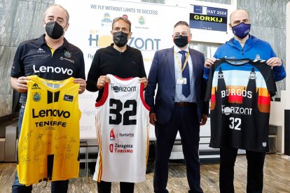 LOS EQUIPOS ESPAÑOLES COMPARTEN AVIÓN. El Hereda San Pablo Burgos, el Zaragoza y el Tenerife compartieron vuelo chárter hasta Rusia en una iniciativa muy interesante para todas las partes implicadas. Los entrenadores de los equipos españoles presentes en la Final a 8 posaron antes de poner rumbo a la ciudad de Nizhny Novgorod. TWITTER / @CB1939CANARIAS