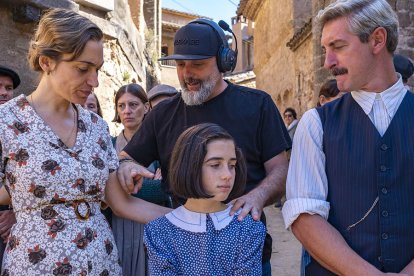 Alicia Reyero (izquierda), con la debutante Alba Hermoso y Antonio Mora (derecha). Detrás, el director de fotografía del largometraje, David Valldepérez. SERGI BERNAL