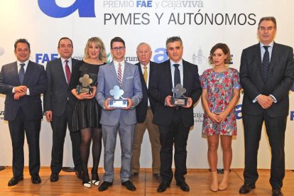 Rica, Sobremonte, García Romera y Benavente posan con los galardonados en esta edición de los premios a la pequeña empresa.-ISRAEL L. MURILLO