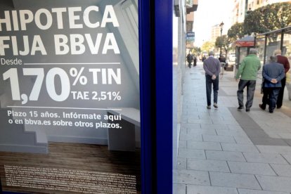 Cartel que publicita la hipoteca de una entidad bancaria.-ISRAEL L. MURILLO