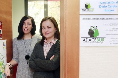 Mónica Alba Romero (izqda) y Olalla Rodríguez, trabajadora social y neuropsicóloga de Adacebur.-RAÚL G. OCHOA