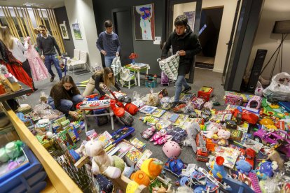 Los voluntarios de Accem y los becarios de Innova preparan la recogida de los juguetes. SANTI OTERO