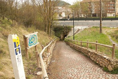 Las obras en la N-I ‘borraron’ el camino y lo transformaron en un desagüe de pluviales.-G. G.