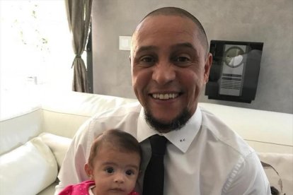 Roberto Carlos, que posa con su hija pequeña, que nació el pasado mes de julio, acaba de convertirse en abuelo a los 44 años.-PERIODICO (INSTAGRAM)