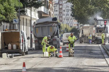 Los trabajadores preparan la calzada para el asfaltado en la avenida Arlanzón, en las traseras de la Subdelegación.-SANTI OTERO