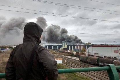 La nube de humo lleva dirección Villafría.-ECB