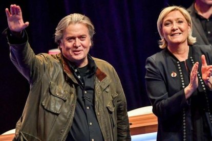 Steve Bannon y Marine Le Pen en el congreso del partido ultraderechista francés celebrado hace un año en Lille.-AFP / PHILIPPE HUGUEN