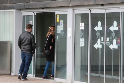 Una pareja accede al Servicio de Urgencias del Hospital Universitario de Burgos (HUBU). RAÚL G. OCHOA