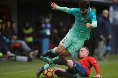 André Gomes pelea por un balón en Pamplona.-VINCENT WEST