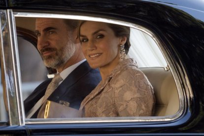 Felipe VI y Letizia, tras su llegada a Oporto, este lunes.-AFP / MIGUEL RIOPA