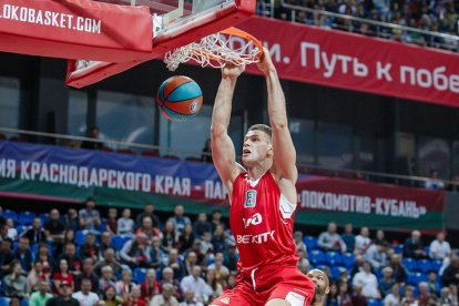 Dragan Apic hace un mate en un choque de la presente temporada con la camiseta del Lokomotiv Kuban-LOKOBASKET.COM