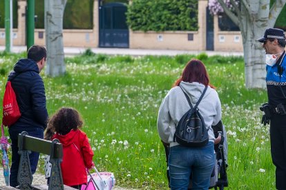 Policía Local controla los paseos con menores de edad. SANTI OTERO