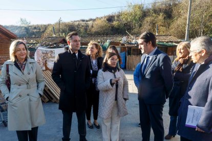 Suárez-Quiñones y Daniel de la Rosa escuchan a una de las trabajadoras sociales de El Encuentro. SANTI OTERO