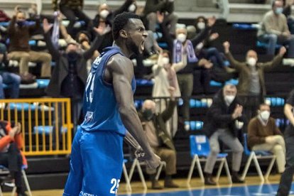 Norelia, con la camiseta del Oviedo. OVIEDO BALONCESTO