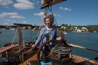 La reina Sofía, este viernes en el puerto de Mahón.-EFE / DAVID ARQUIMBAU