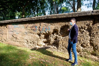 El vicealcalde, Vicente Marañón, durante una visita a las riberas del río Arlanzón el pasado verano. SANTI OTERO